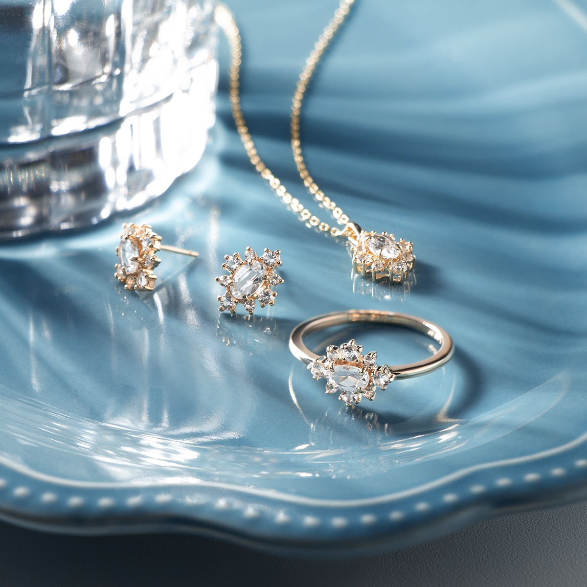 K10�C�G���[�S�[���h�z���C�g�g�p�[�Y�l�b�N���X