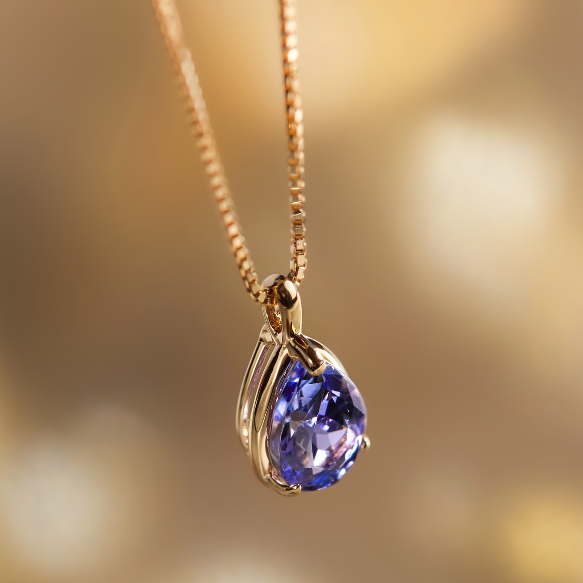 K18�C�G���[�S�[���h�^���U�i�C�g�l�b�N���X